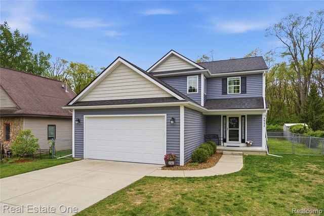 8915 Gittins Street, Commerce Twp, MI 48382