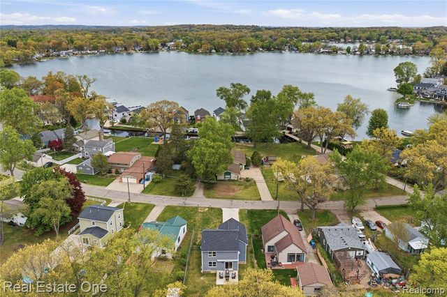 8915 Gittins Street, Commerce Twp, MI 48382
