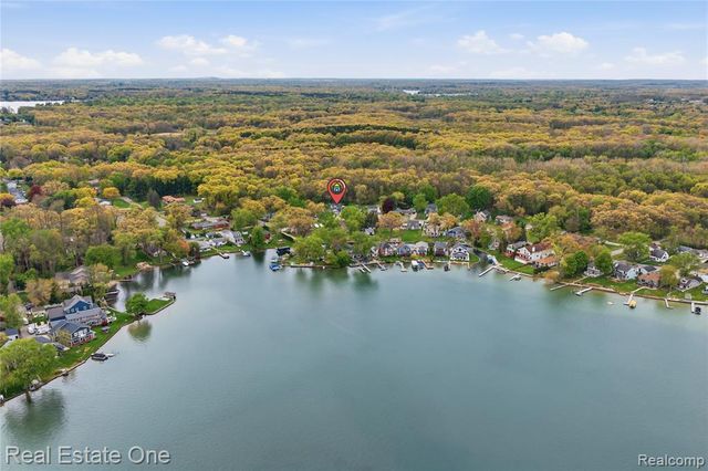 8915 Gittins Street, Commerce Twp, MI 48382