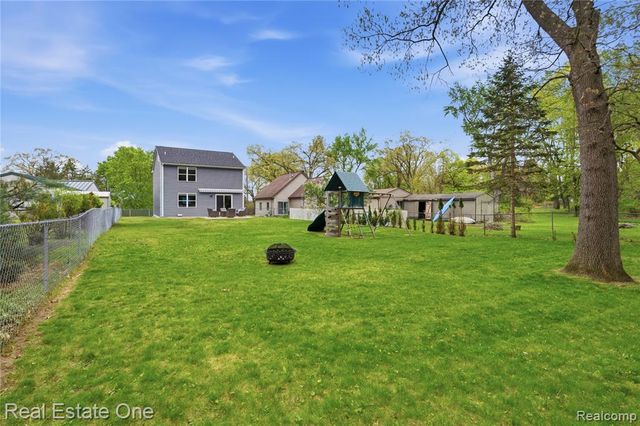 8915 Gittins Street, Commerce Twp, MI 48382