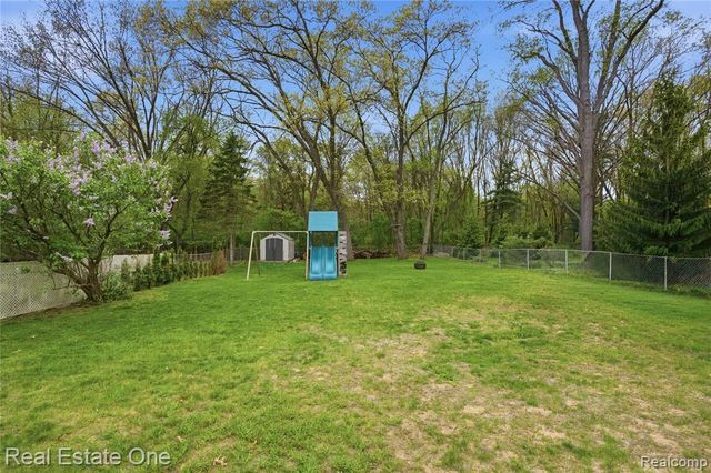 8915 Gittins Street, Commerce Twp, MI 48382