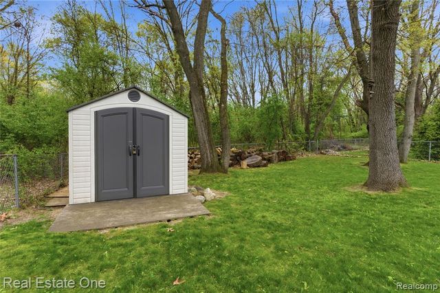 8915 Gittins Street, Commerce Twp, MI 48382