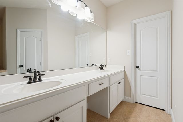 2500 Rockbrook Drive B82, Lewisville, TX 75067