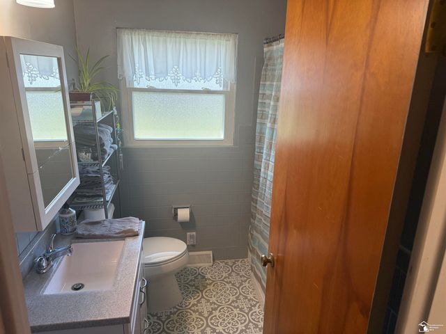 1127 Oakmont Drive, Temperance, MI 48182