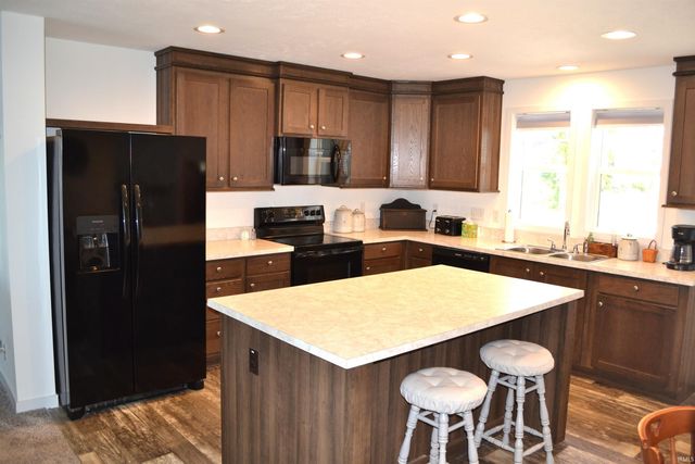 4372 N Shorewood Court, Monticello, IN 47960