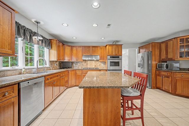 8 Wild Rd, Hopkinton, MA 01748