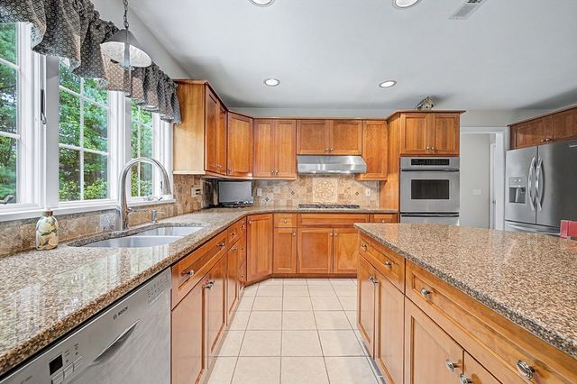 8 Wild Rd, Hopkinton, MA 01748