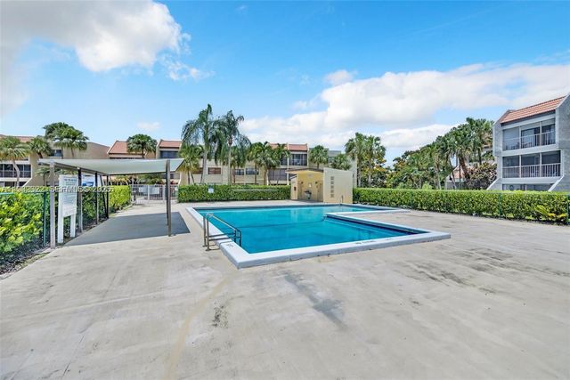 341 Lakeview Dr 104, Weston, FL 33326