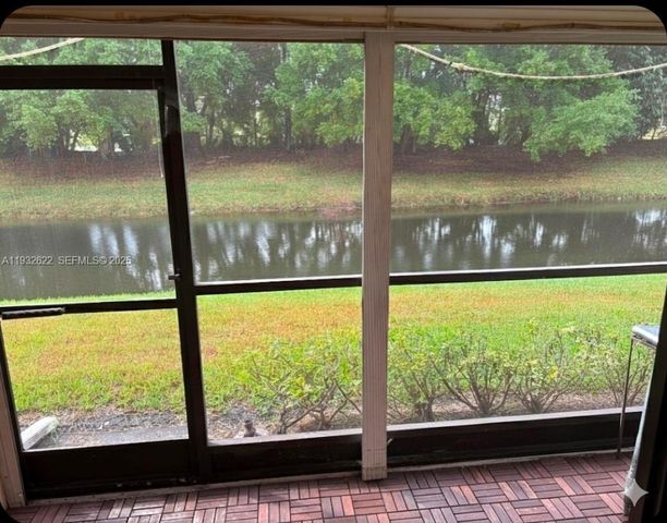 341 Lakeview Dr 104, Weston, FL 33326