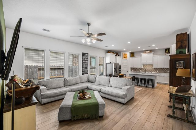 122 Hidden Peak Drive, Montgomery, TX 77316