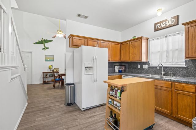 301 Buckeye TRL, La Grange, TX 78945