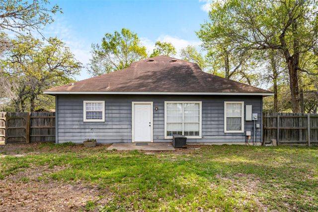 301 Buckeye TRL, La Grange, TX 78945