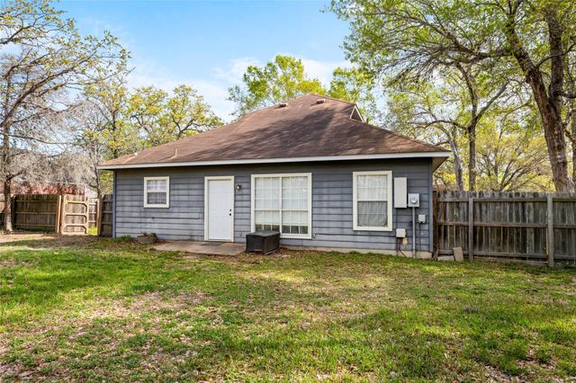 301 Buckeye TRL, La Grange, TX 78945