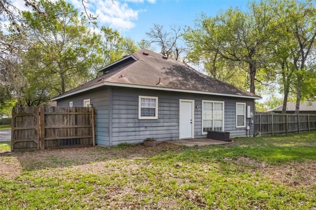 301 Buckeye TRL, La Grange, TX 78945