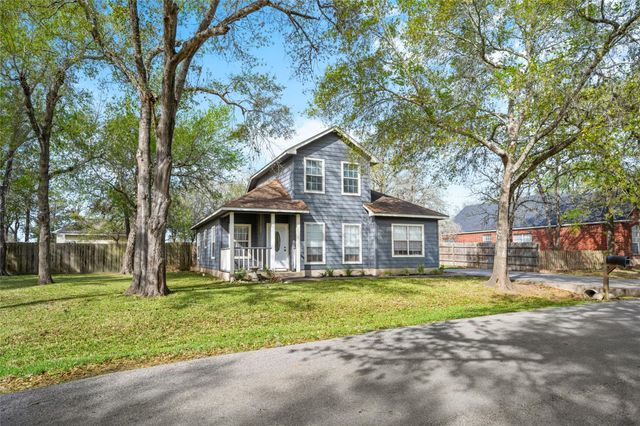 301 Buckeye TRL, La Grange, TX 78945