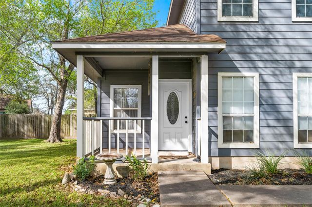 301 Buckeye TRL, La Grange, TX 78945