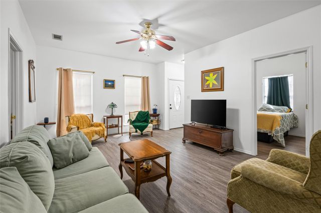 301 Buckeye TRL, La Grange, TX 78945