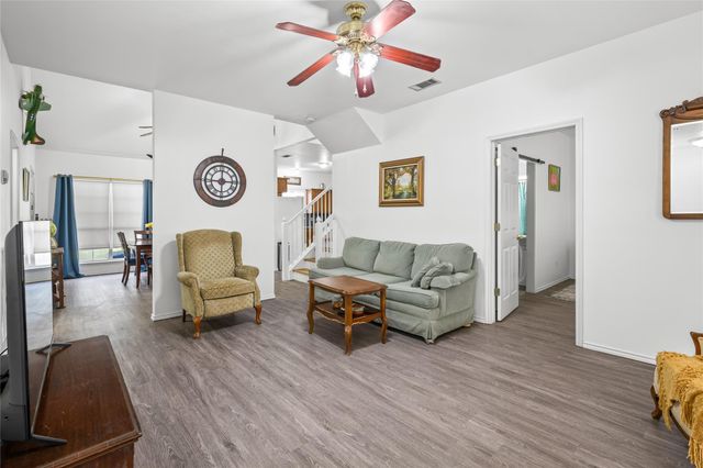 301 Buckeye TRL, La Grange, TX 78945