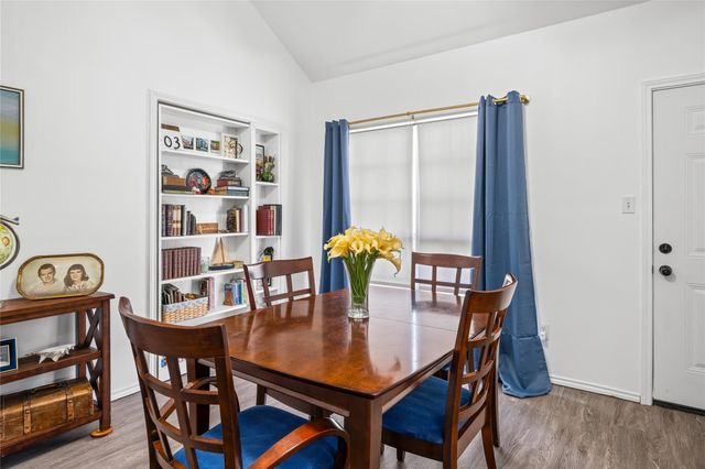 301 Buckeye TRL, La Grange, TX 78945