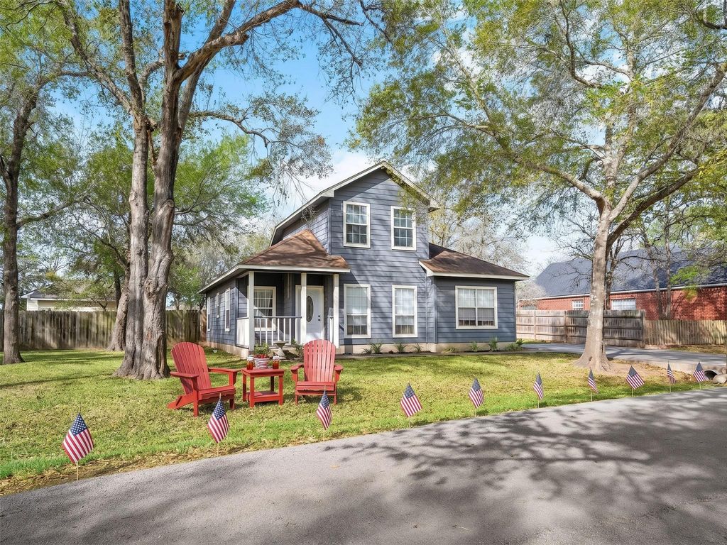 301 Buckeye TRL, La Grange, TX 78945