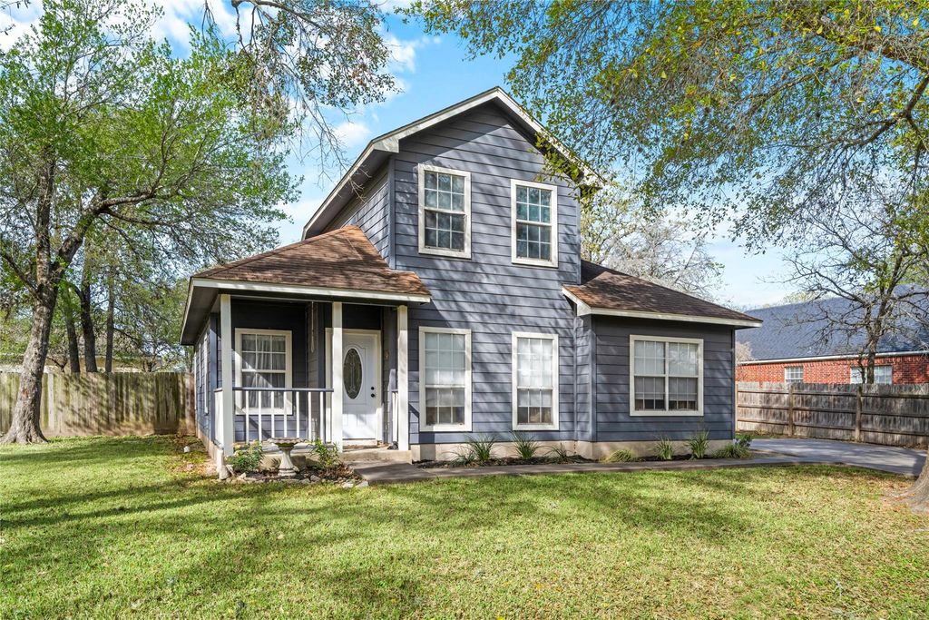 301 Buckeye TRL, La Grange, TX 78945