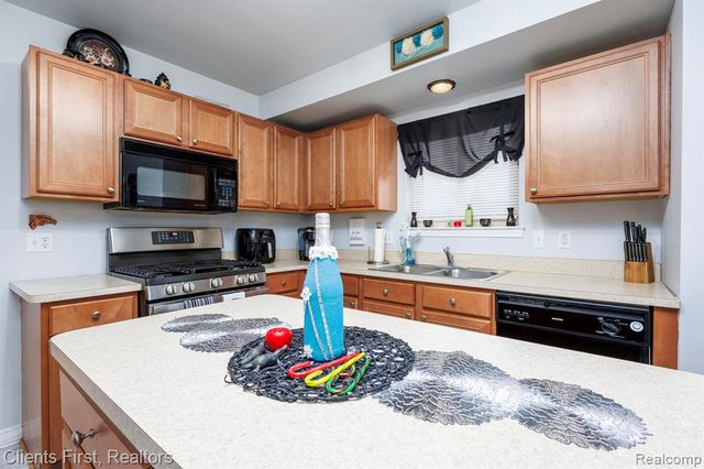 21271 Little River Boulevard, Clinton Township, MI 48036