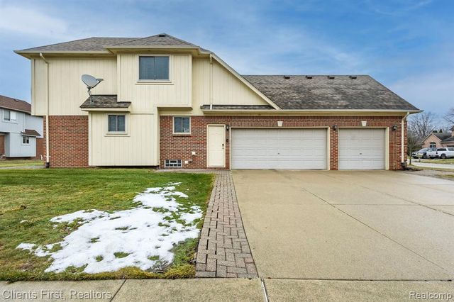 21271 Little River Boulevard, Clinton Township, MI 48036