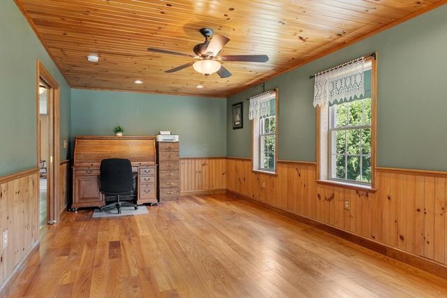 41 Penobscott Ave, Hubbardston, MA 01452