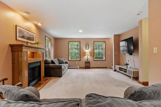 41 Penobscott Ave, Hubbardston, MA 01452