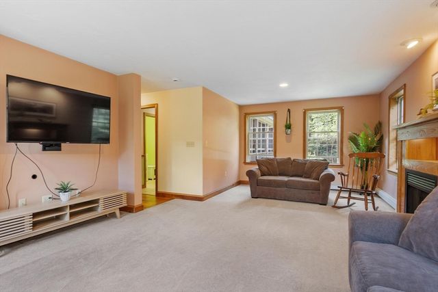 41 Penobscott Ave, Hubbardston, MA 01452