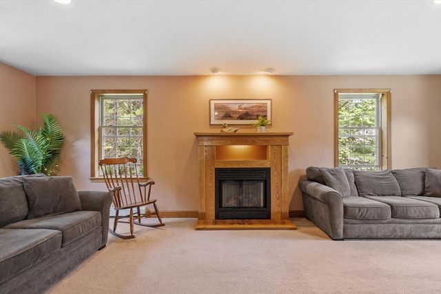 41 Penobscott Ave, Hubbardston, MA 01452