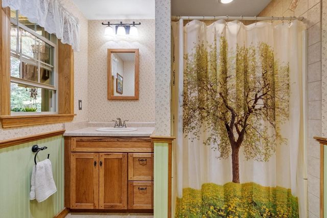 41 Penobscott Ave, Hubbardston, MA 01452