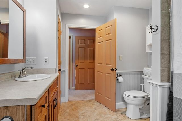 41 Penobscott Ave, Hubbardston, MA 01452
