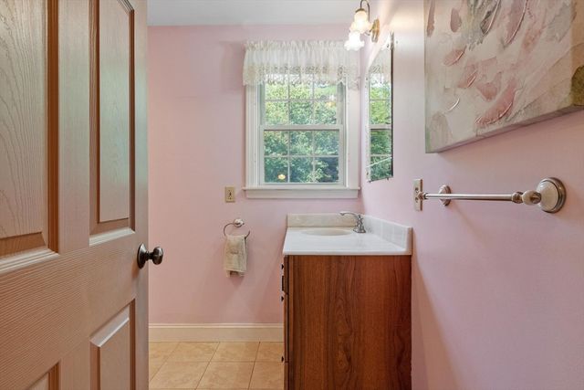 41 Penobscott Ave, Hubbardston, MA 01452