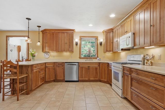41 Penobscott Ave, Hubbardston, MA 01452