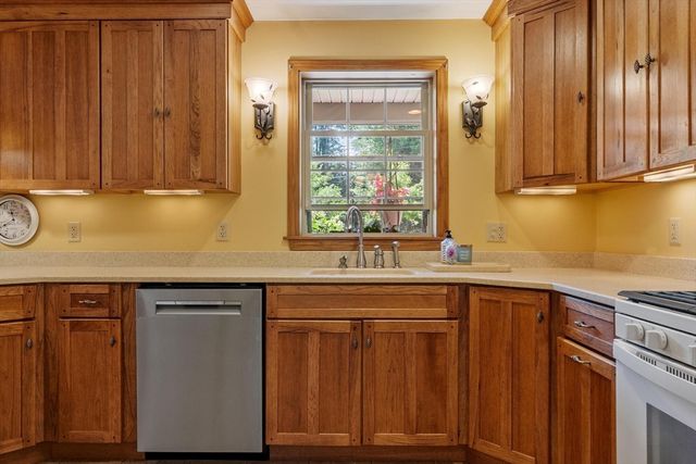 41 Penobscott Ave, Hubbardston, MA 01452