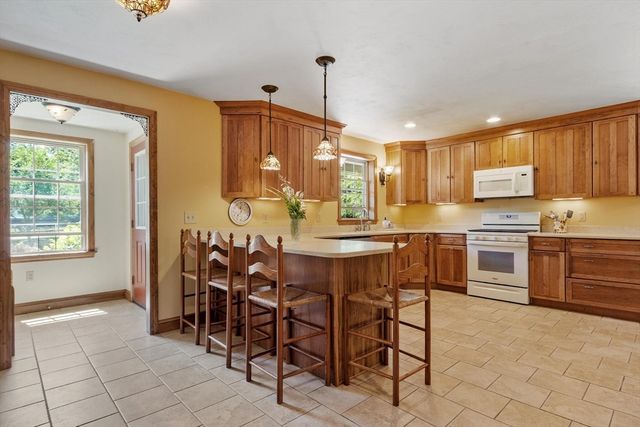 41 Penobscott Ave, Hubbardston, MA 01452