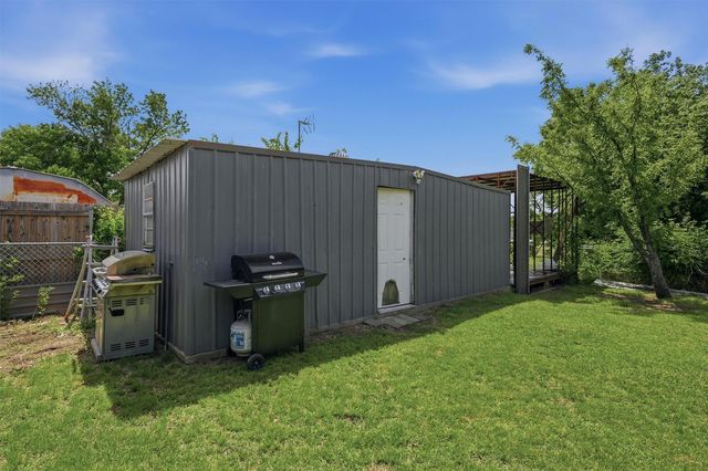 111 E Pecan Street, Gunter, TX 75058