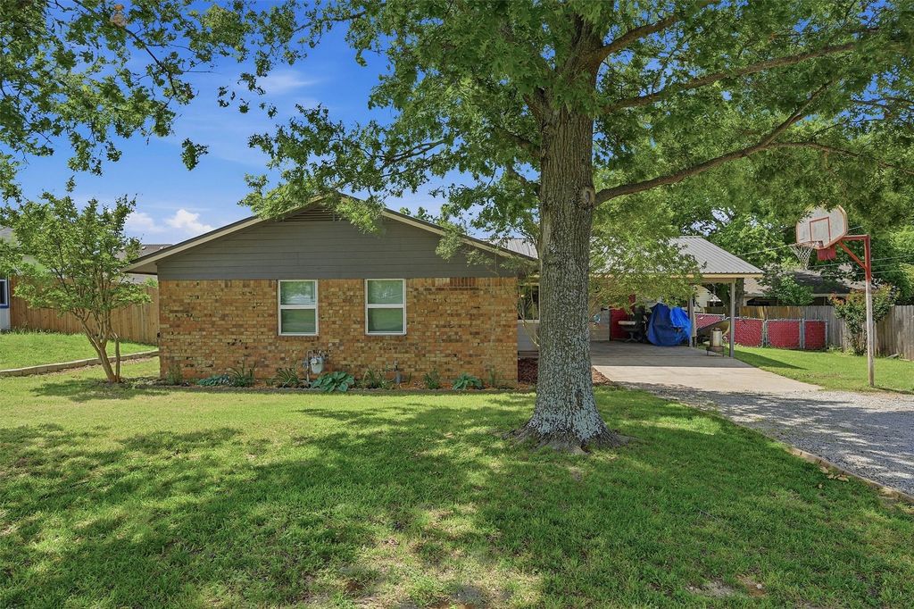 111 E Pecan Street, Gunter, TX 75058