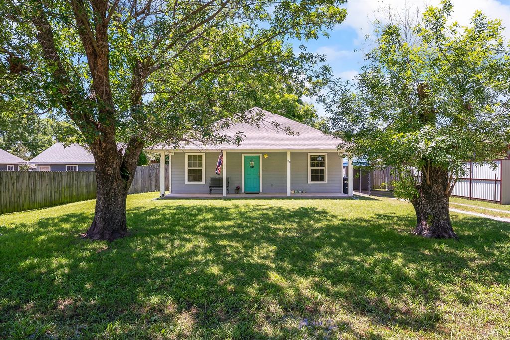 110 S Race Street, Tioga, TX 76271