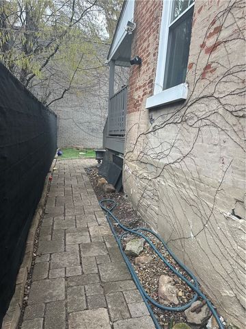 99 S 10th St, South Side, PA 15203