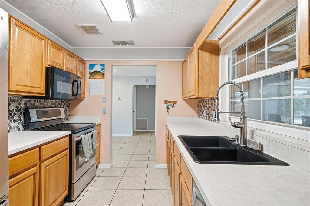 Image 5 of property listing at 1071 ANGORA STREET, Deltona, FL 32725