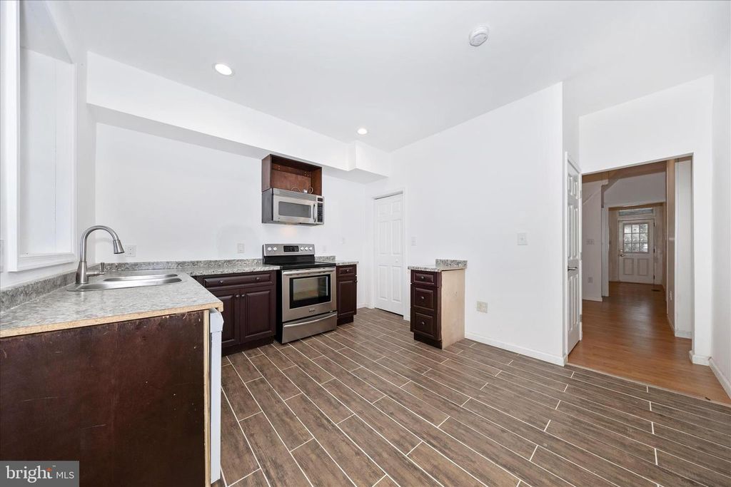 Image 5 of property listing at 16 BELVIEW AVE, Hagerstown, MD 21742