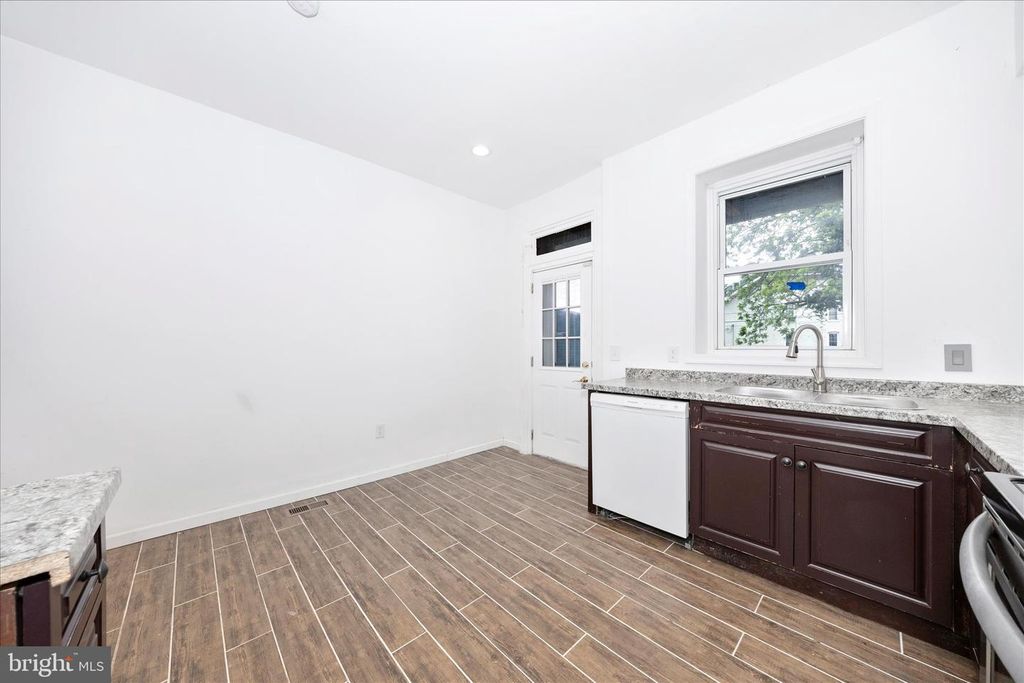 Image 6 of property listing at 16 BELVIEW AVE, Hagerstown, MD 21742