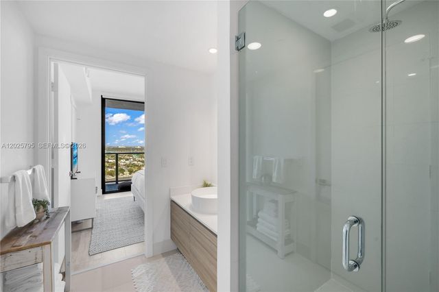 121 NE 34th St 2111, Miami, FL 33137
