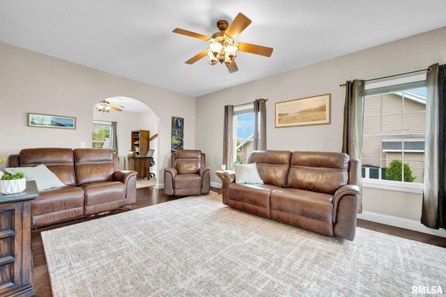 1020 GREENBRIER Lane, Washington, IL 61571