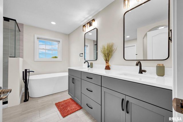 1020 GREENBRIER Lane, Washington, IL 61571