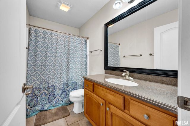 1020 GREENBRIER Lane, Washington, IL 61571