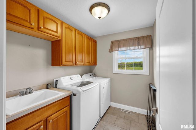 1020 GREENBRIER Lane, Washington, IL 61571