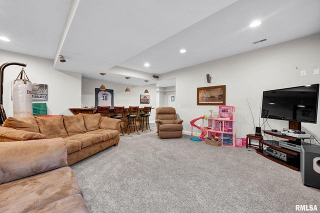 1020 GREENBRIER Lane, Washington, IL 61571